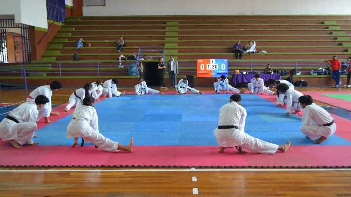 Clínica de karate en Morelos refuerza preparación de atletas y árbitros