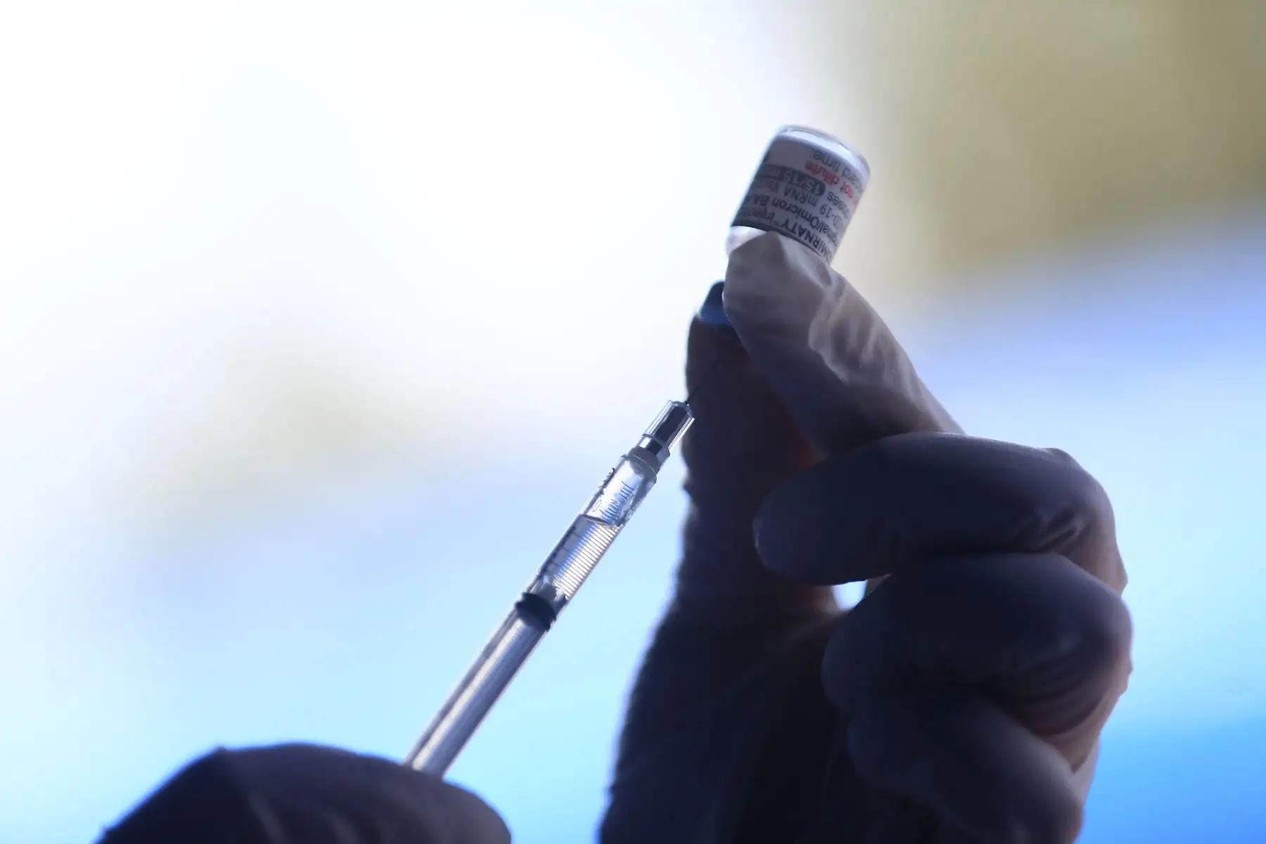 EE. UU. investiga si la vacuna contra covid-19 está relacionada con la muerte de pacientes