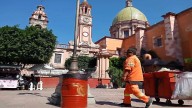 Tinacos gigantes con logo invertido del municipio causan molestia y críticas en el centro de Celaya