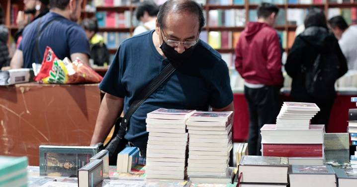 Bajan producción y venta de libros; enoja a Taibo que cuestionen falta de mujeres en colección