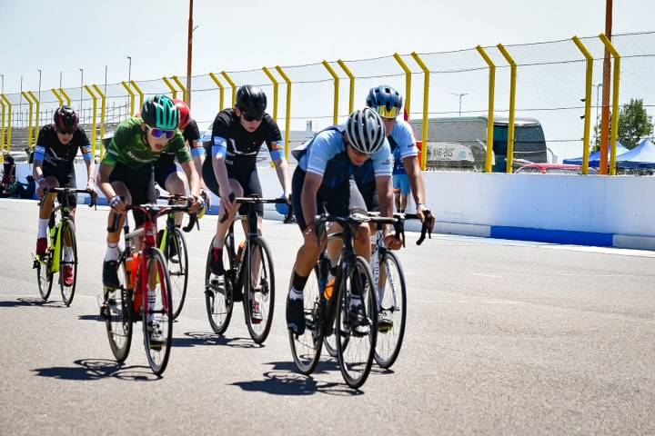 Jornada inolvidable para Santa Cruz: oro en atletismo y destacada actuación en natación