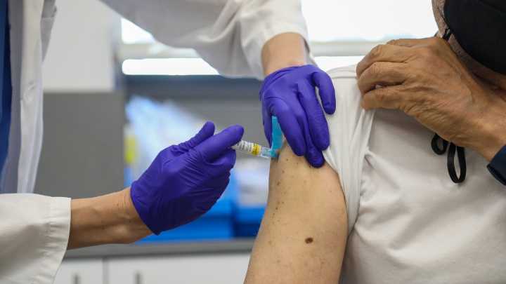 Sanidad llama a vacunarse contra la gripe a los que tengan 60 o más años antes de las ondas epidémicas