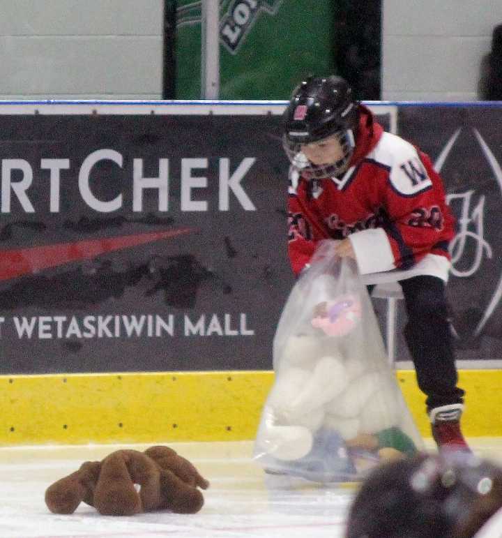 Bears and goals rain down at Wetaskiwin Longhorns game