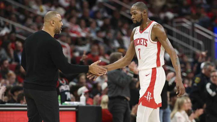 Rockets HC Ime Udoka celebrates Kevin Durant for 31,000 point milestone