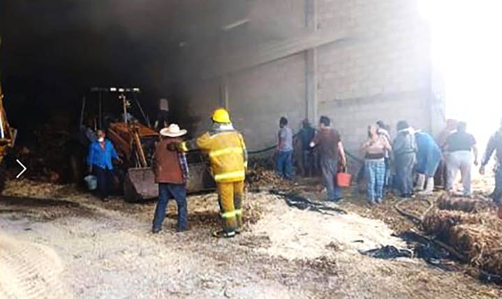 Incendio en bodega de pacas de zacate