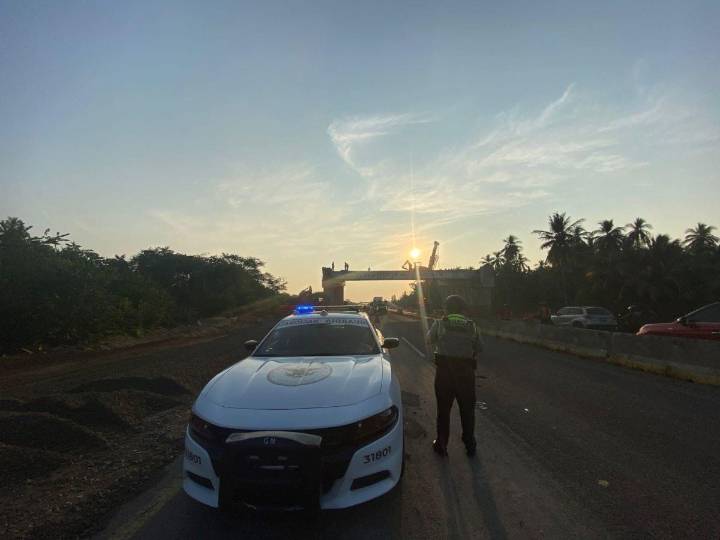 Realizan desmontaje de trabes en la autopista Colima