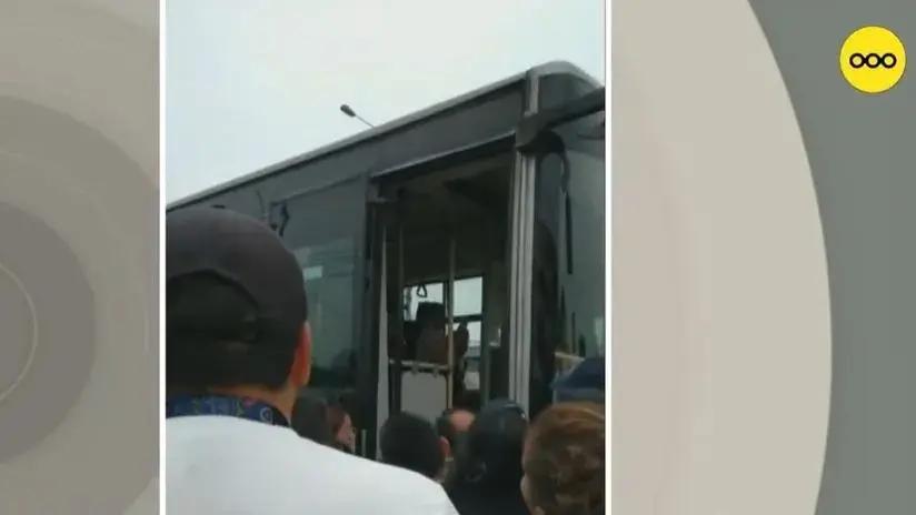 Un bus del Metropolitano choca contra un patrullero policial en la estación Caquetá