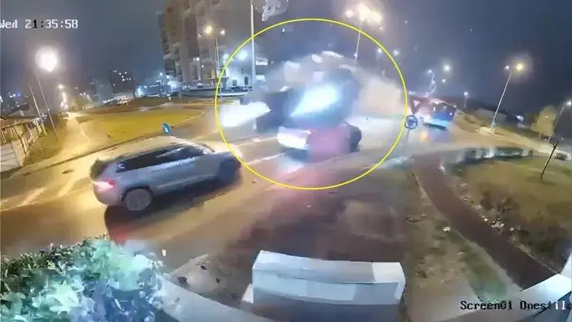 Impresionante accidente en Rumania: auto a toda velocidad salió despedido varios metros y voló sobre otros vehículos [VIDEO]