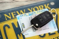 Gobierno amenaza retener fondos federales a 8 estados por irregularidades en licencias comerciales para inmigrantes