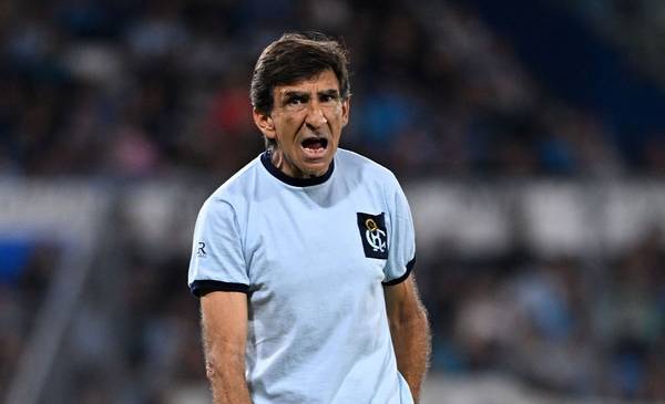 El sorpresivo gesto de Gustavo Costas durante los penales entre Racing y Tigre