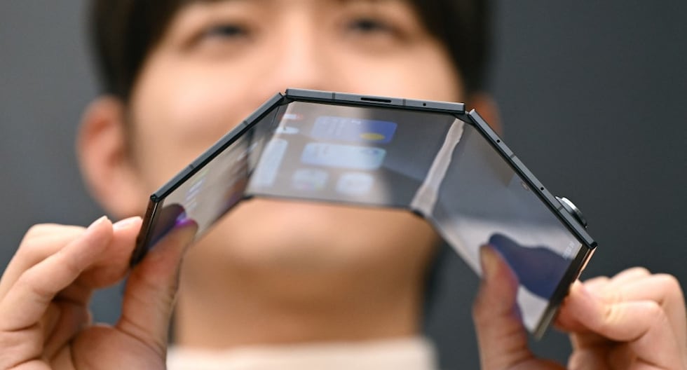 Samsung lanza su primer teléfono plegable triple, el Galaxy Z TriFold