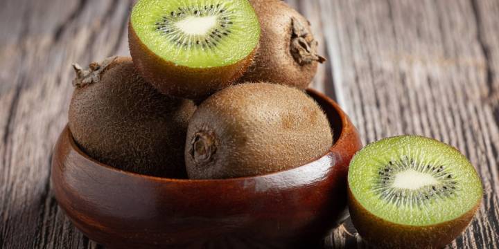 ¿Por qué recomiendan comer dos kiwis al día?