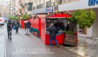 Una furgoneta se lleva por delante una caseta del mercado navideño