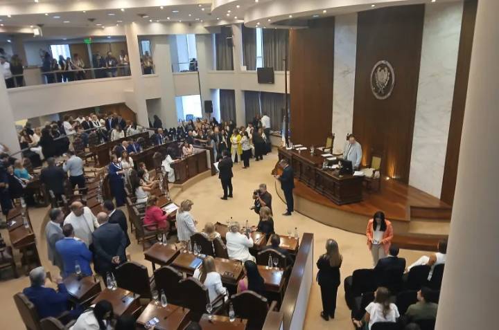 Sesión preparatoria: comisión de poderes analiza más de 20 pedidos para que Héctor Ruiz no asuma