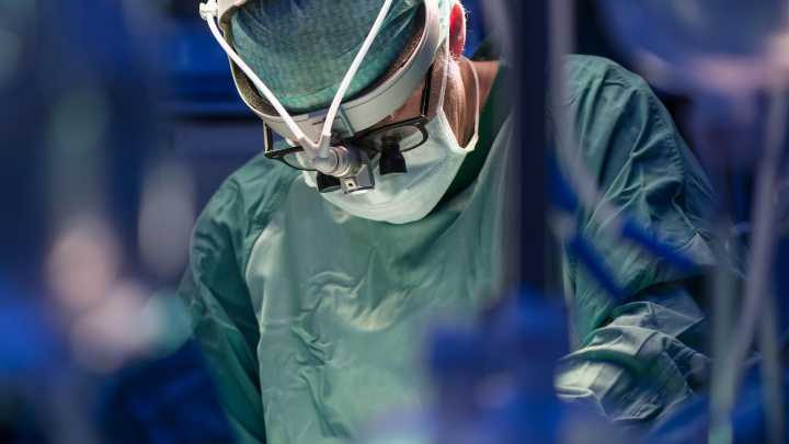 Detenido un cirujano por agredir sexualmente a una paciente durante una operación mamaria