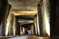 El Dolmen de Soto continúa sus actuaciones tras su reapertura