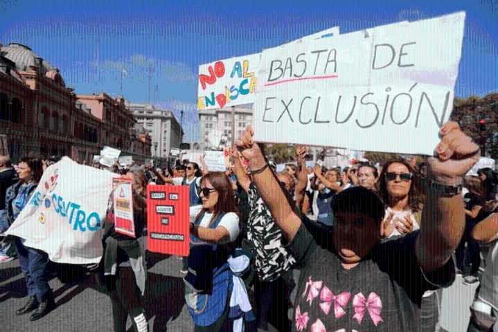 Marchan contra los recortes en la AUH