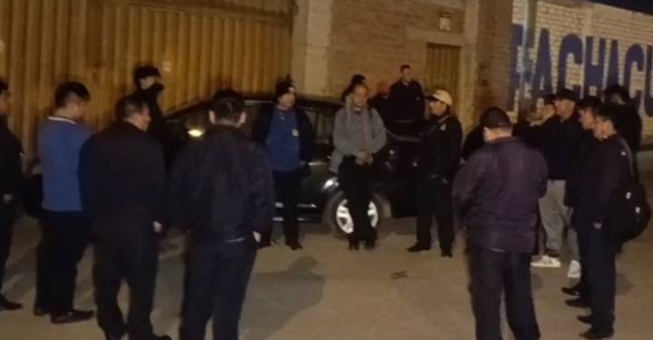 Choferes de la línea 41 realizan plantón por aumento de cuota para cubrir extorsiones