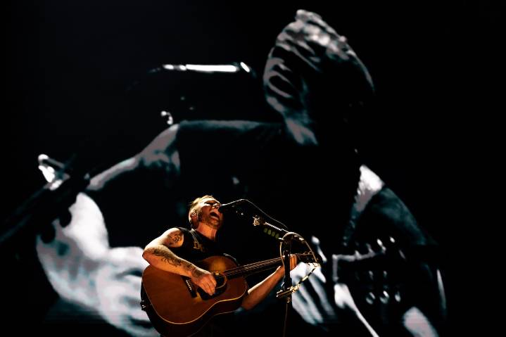 Country music star sparks new speculation that he secretly got married