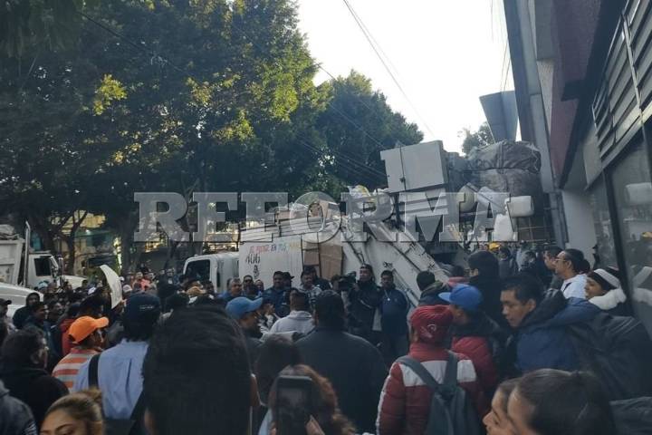 Vandalizan trabajadores de limpia oficinas de CDMX