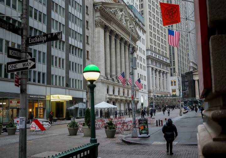 Wall Street dips as Oracle spending revives AI bubble fears and weighs on tech sector