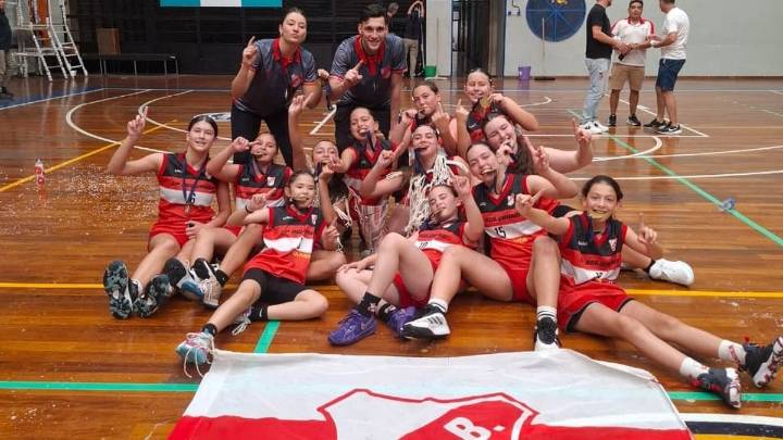 Asociación Rosarina de Básquet: las chicas de las formativas ya tienen sus primeros trofeos