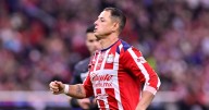 Chicharito Hernández falla un penalti, le niega el pase a las semifinales a Chivas y se despide de la forma más triste en su historia