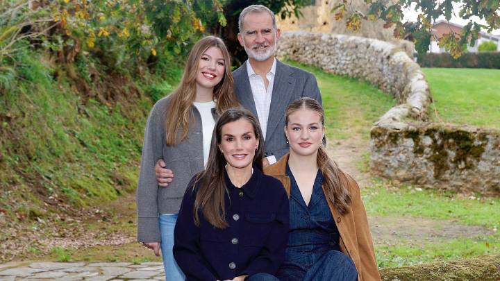 Así es la foto de los reyes junto a sus hijas en un entorno rural para felicitar este año la Navidad