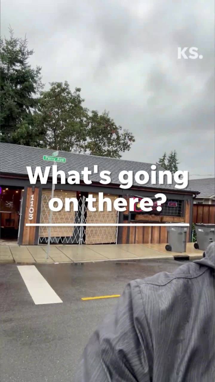 What's going on at a corner shop in Manette?