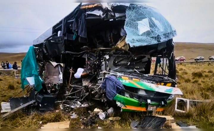 Accidente en la Carretera Central deja dos fallecidos y múltiples heridos tras choque de bus y camión