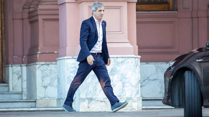 El ministro Caputo enfrenta un enero crítico y busca dólares para evitar un default técnico