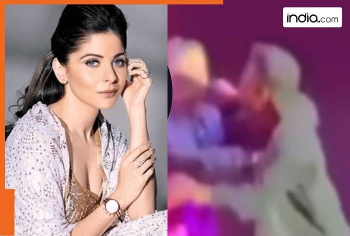 Singer Kanika Kapoor groped on stage by...;video goes viral