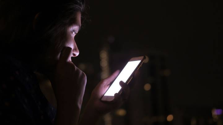 ¿Qué es el "doomscrolling" y cuáles son sus principales riesgos para la salud?