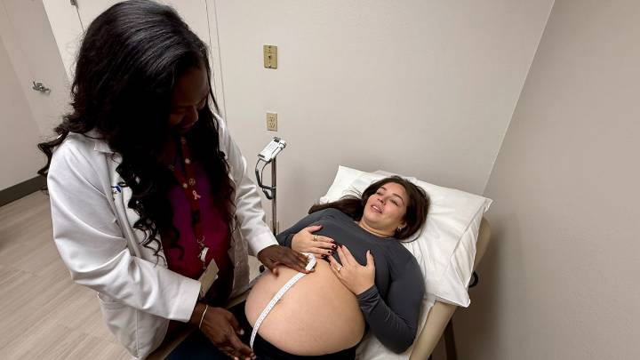 You’re pregnant, don’t eat for two, health experts say