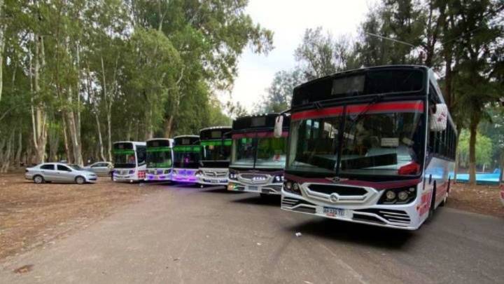 Una expo de colectivos tuneados realizó una caravana hasta El Pinar