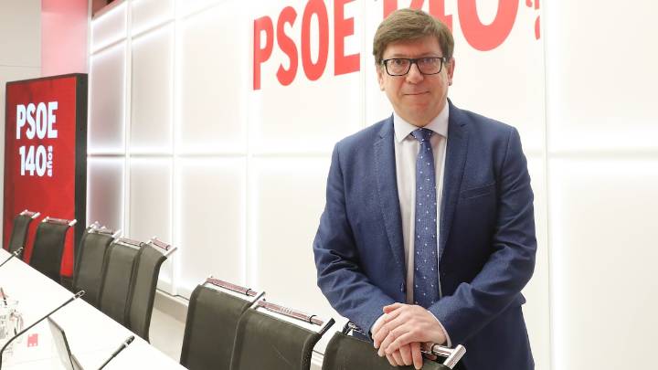 El PSOE se disculpa por no haber estado “a la altura” en la gestión de las “graves” denuncias contra Salazar