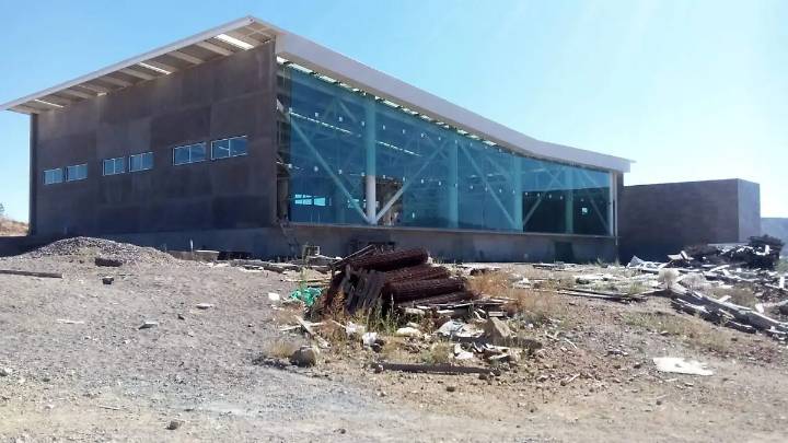 Alcalde busca acuerdo con Conade para rescatar y concluir el Polideportivo abandonado en Parral