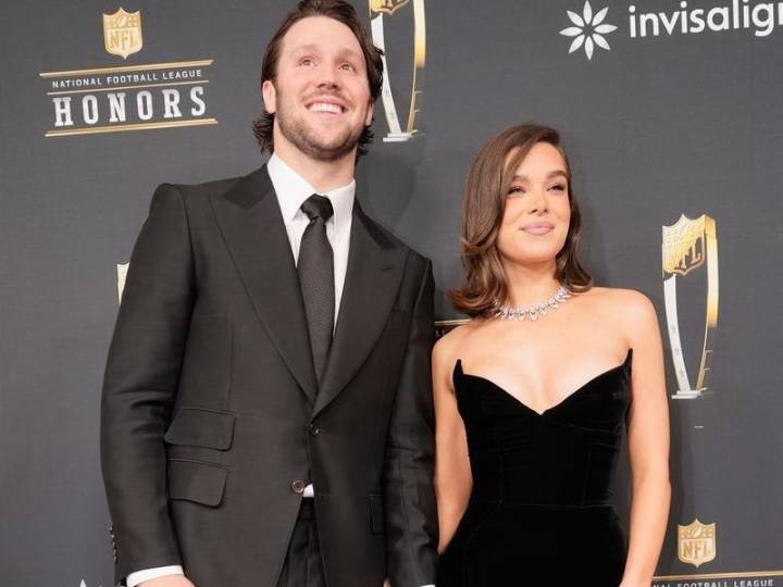 Hailee Steinfeld, Bills QB Josh Allen expecting first child