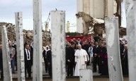 El papa rezó en la zona cero de la explosión del puerto de Beirut y consoló a las familias