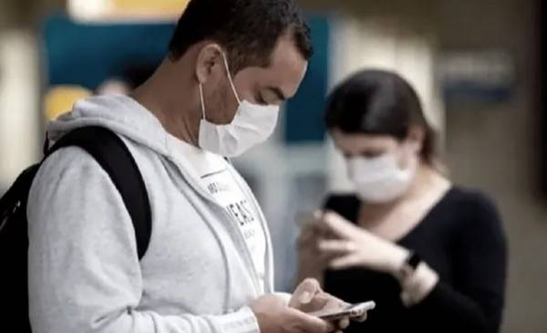 Alerta en Europa: volvió el barbijo y el confinamiento a Reino Unido por brote de inusual gripe