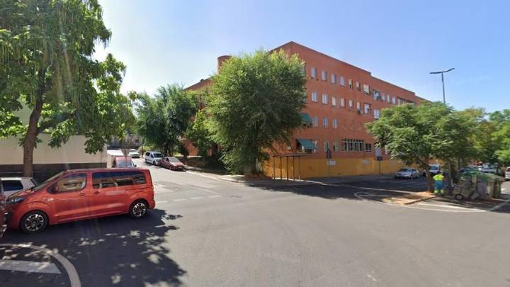 Con palos, a patadas y a puñetazo limpio: las imágenes de la pelea con más de 50 implicados en Aldea Moret (Cáceres)