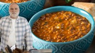 La receta de lentejas con hortalizas que José Andrés sigue preparando para su familia