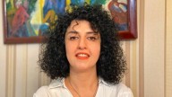 Se desconoce el paradero de la activista y nobel iraní detenida, Narges Mohammadi