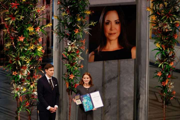 La hija de Maria Corina Machado recibe en su nombre el Nobel de la Paz