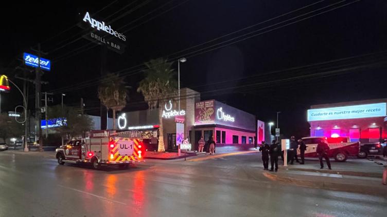 Amenaza de bomba moviliza a policías en Applebee’s de la Triunfo