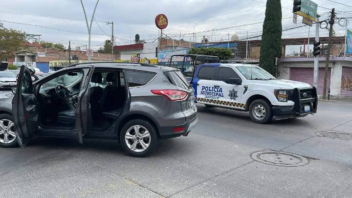 Choca patrulla municipal contra camioneta; una mujer y su hijo resultaron heridos