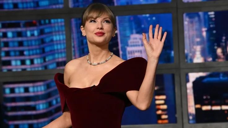 Taylor Swift Declares Her Colors for the Holiday Season