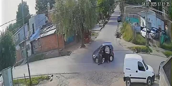 Video: le robaron el auto a una maestra a la salida de una escuela en La Matanza y la arrastraron más de media cuadra