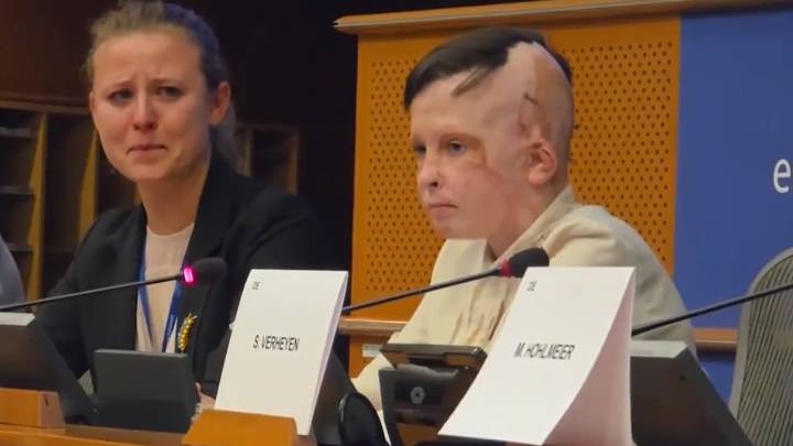 Una intérprete rompe a llorar al traducir el testimonio de un niño víctima de la guerra en Ucrania