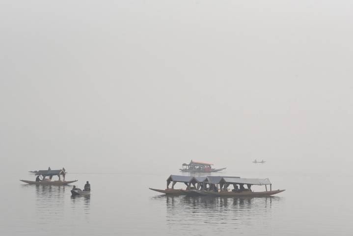 Kashmir Freezes Again As Night Temps Plunge; Pulwama Coldest At -5.5°C, Valley Remains In Deep Chill